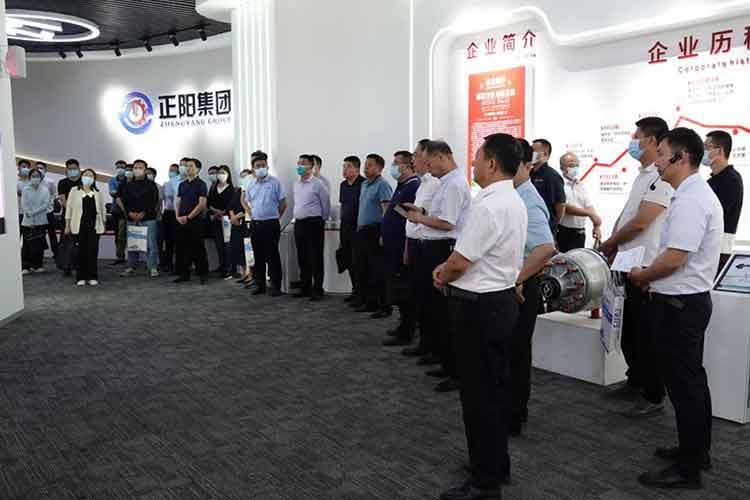 濟(jì)寧地區(qū)高端裝備制造各龍頭企業(yè)組團(tuán)到正陽集團(tuán)考察參觀，尋求合作，共謀發(fā)展